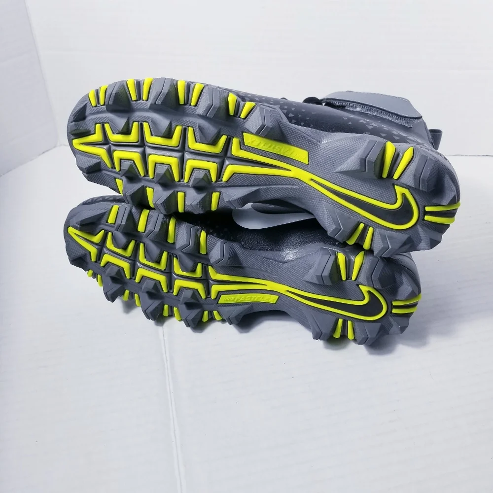 NIKE BLACK AND WHITE WITH NEON YELLOW YOUTH CLEATS SIZE 6Y
